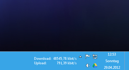 NetSpeedMonitor neben der Uhr in der SuperBar von Windows 7