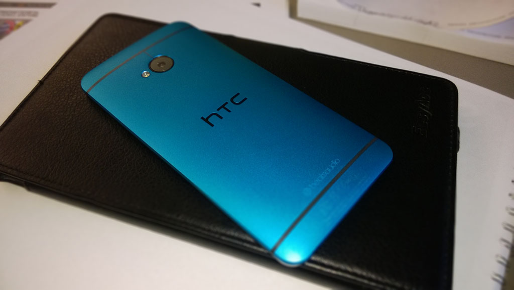 HTC One in blau