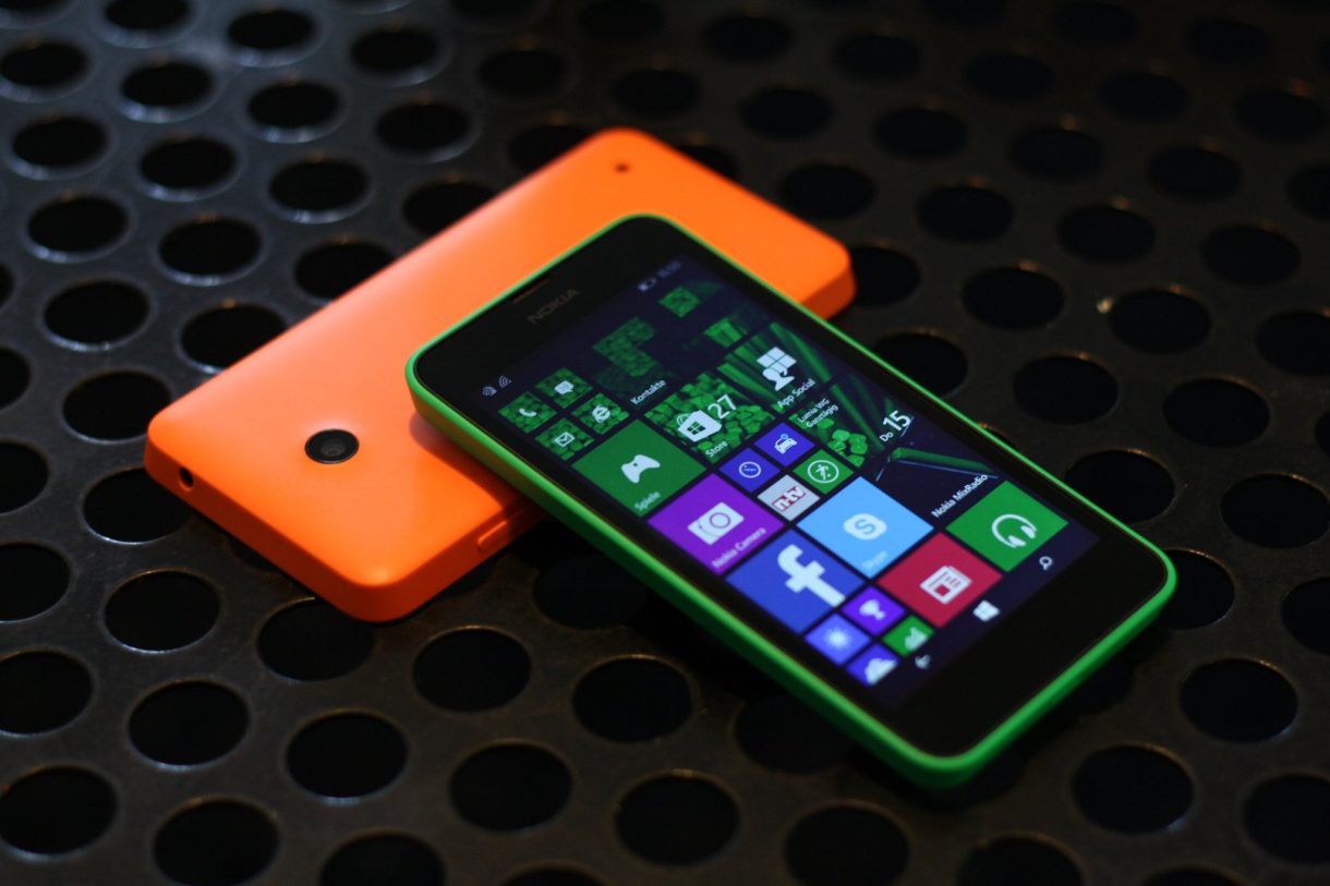 Lumia WG – Nokia Lumia 630 in grün auf Lumia 630 in Orange