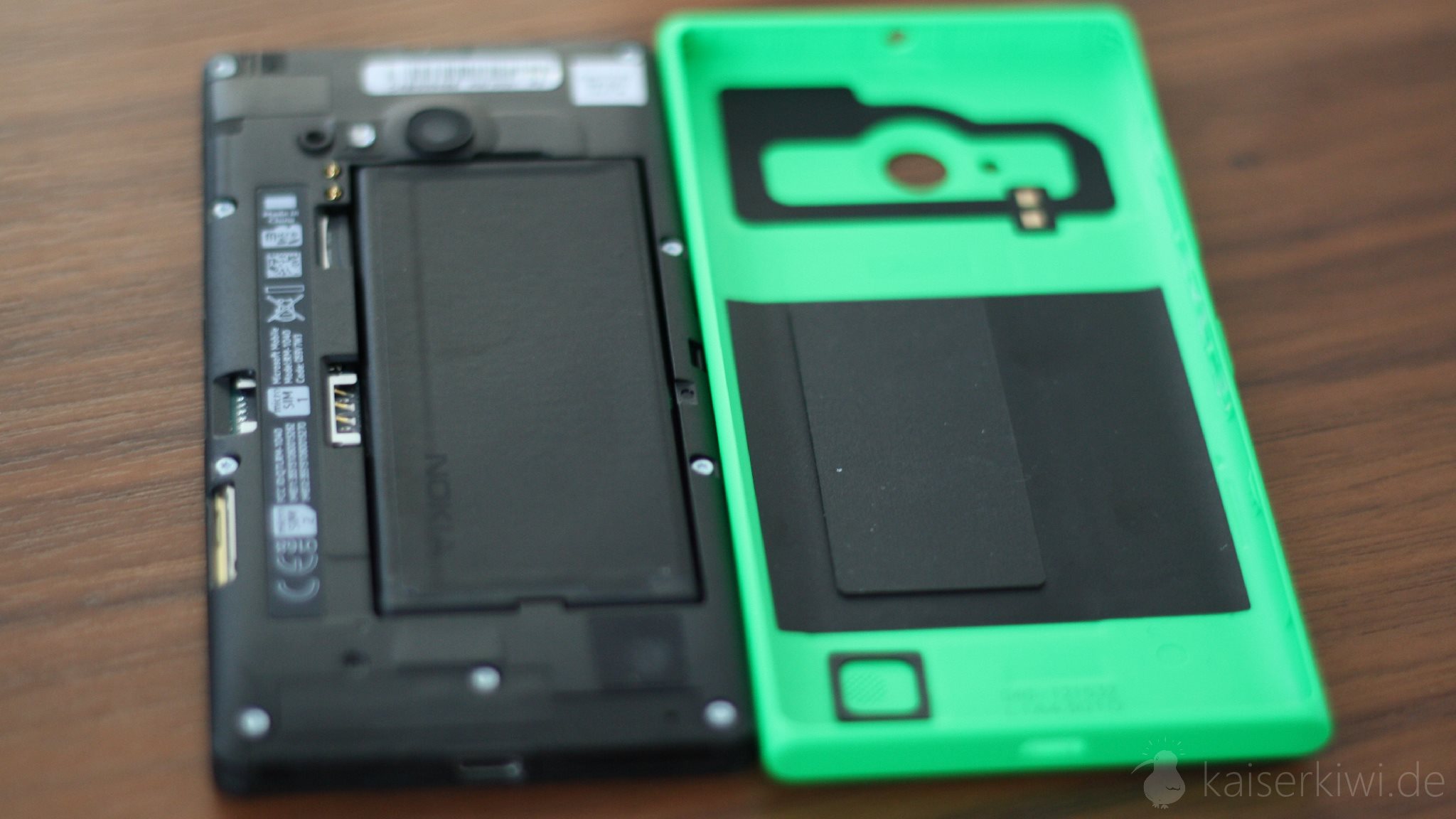 Nokia Lumia 735 - Grün mit offener Rückseite