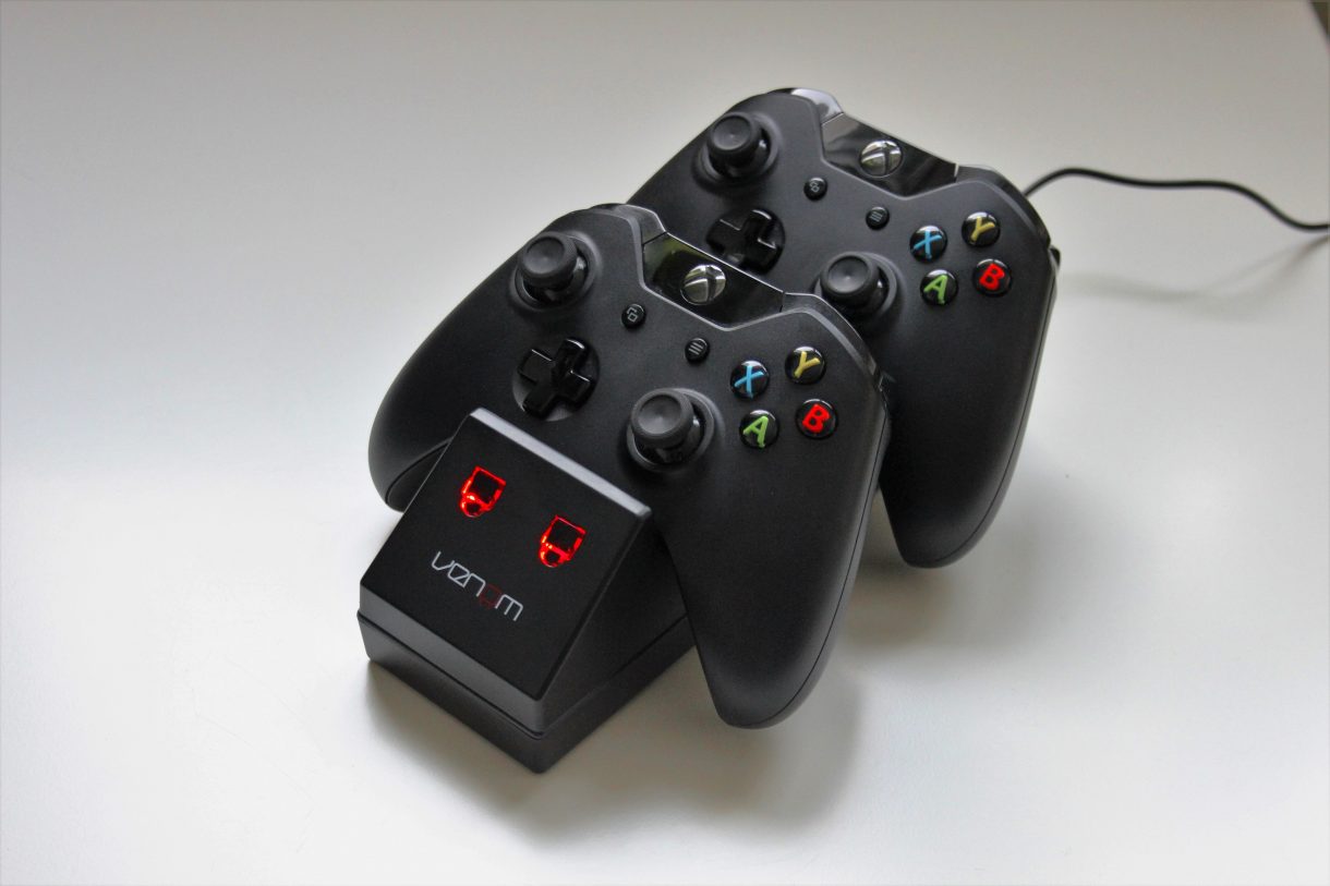Xbox One - Controller Docking Station von Venom 4