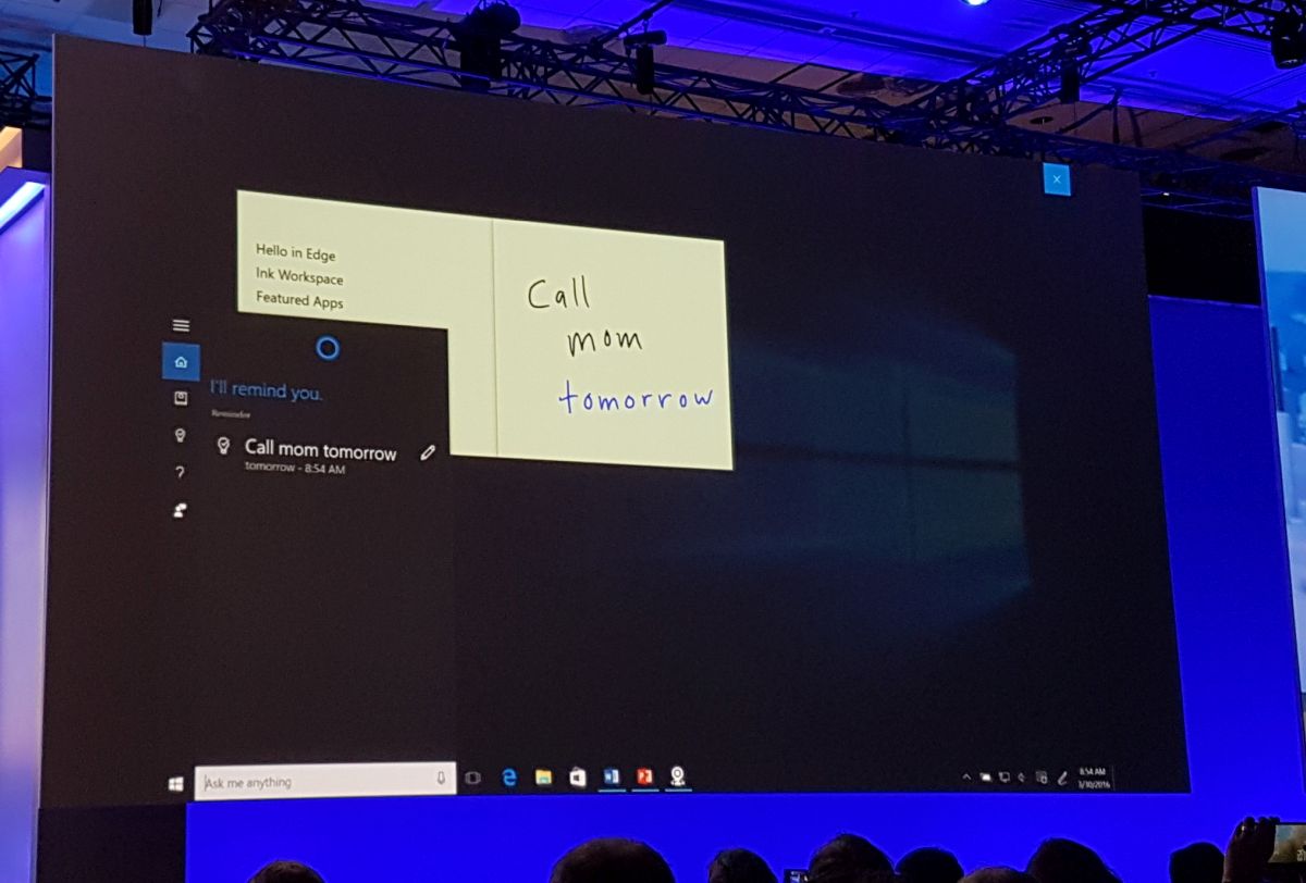 Auf dem Desktop sind zwei Notizen. Auf die »Call mom Tomorrow« Notiz reagiert Cortana mit dem Vorschlag einer Erinnerung
